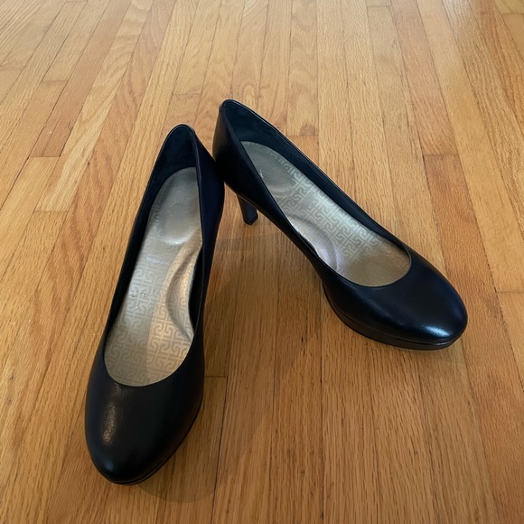 Rockport Black Leather Heel.  Size 9. Round toe. - Picture 4 of 12